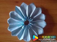 手工折纸教程，蓝色菊花的折法
