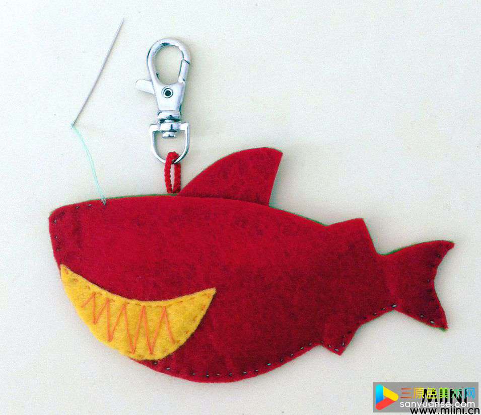 不织布DIY可爱小鲨鱼钥匙挂坠制作教程