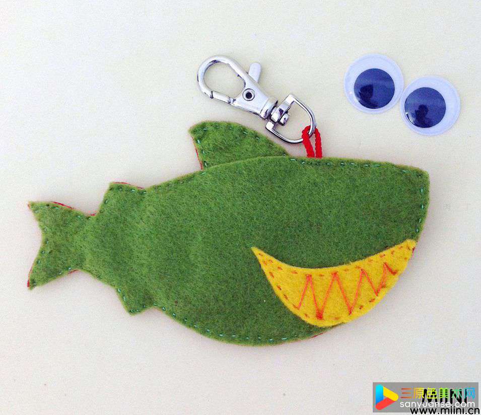 不织布DIY可爱小鲨鱼钥匙挂坠制作教程
